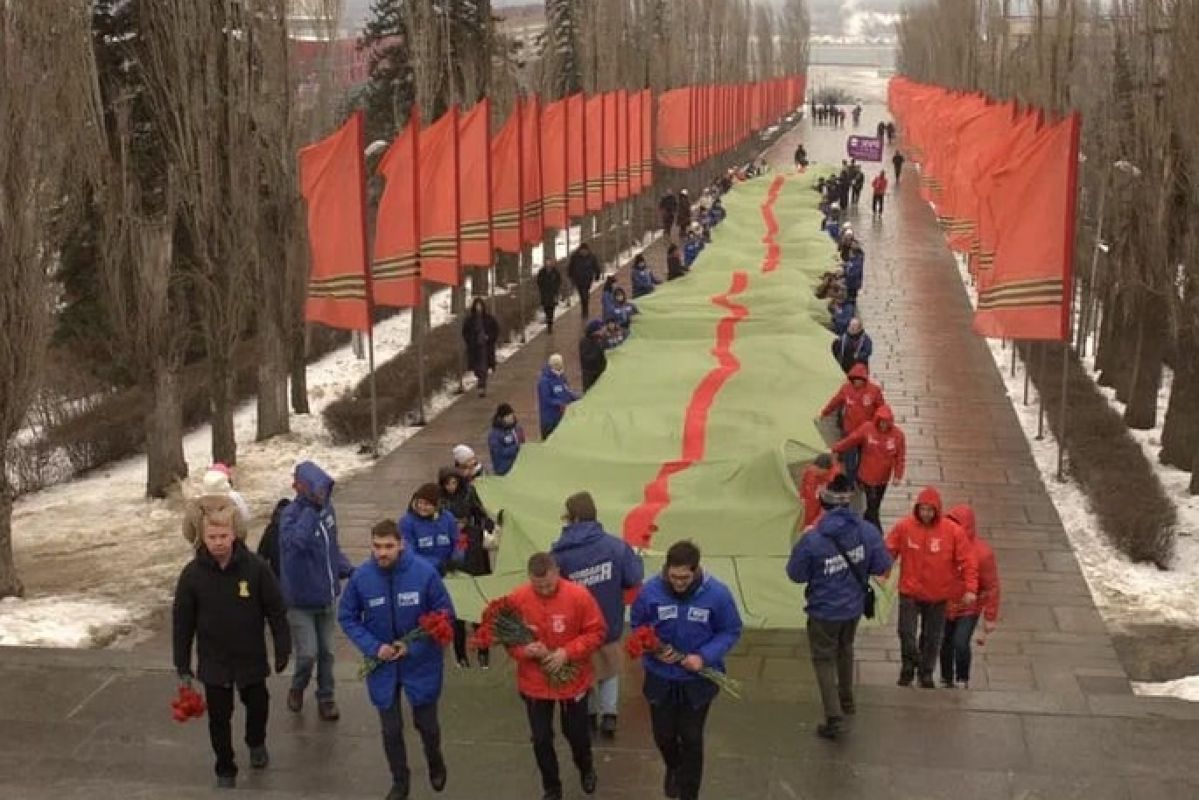 В Волгограде активисты МГЕР развернули 100-метровую Сталинградскую ленту на  Мамаевом кургане