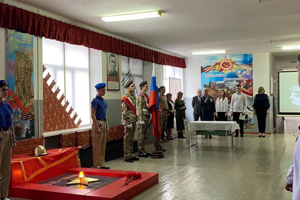 В школе Советского округа открыли парту героя СВО