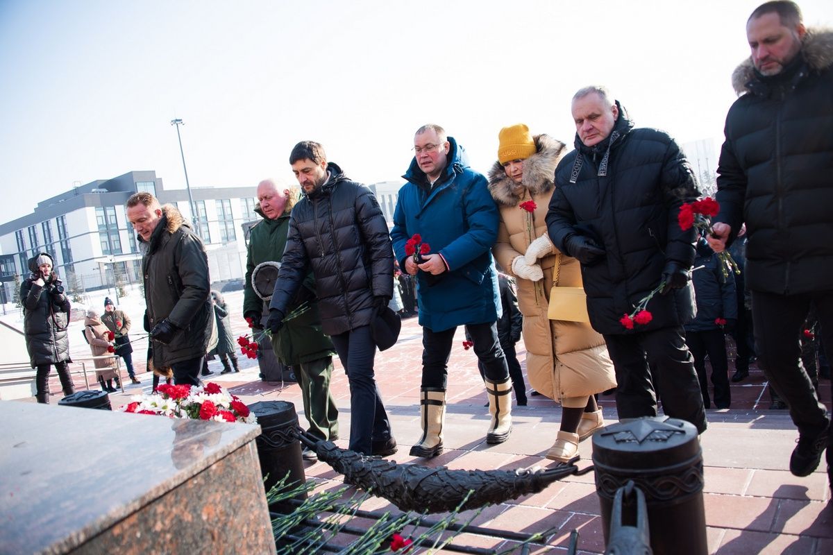 Кузбасские единороссы возложили цветы к Мемориалу Воину-Освободителю |  23.02.2024 | Кемерово - БезФормата