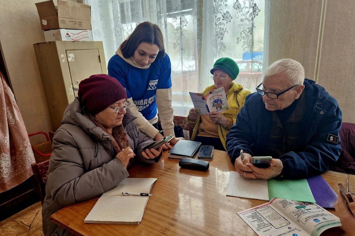 В «Единой России» помогают пожилым людям овладеть цифровыми технологиями