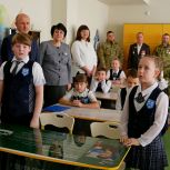 В регионах при поддержке «Единой России» установили Парты Героя и мемориальные доски