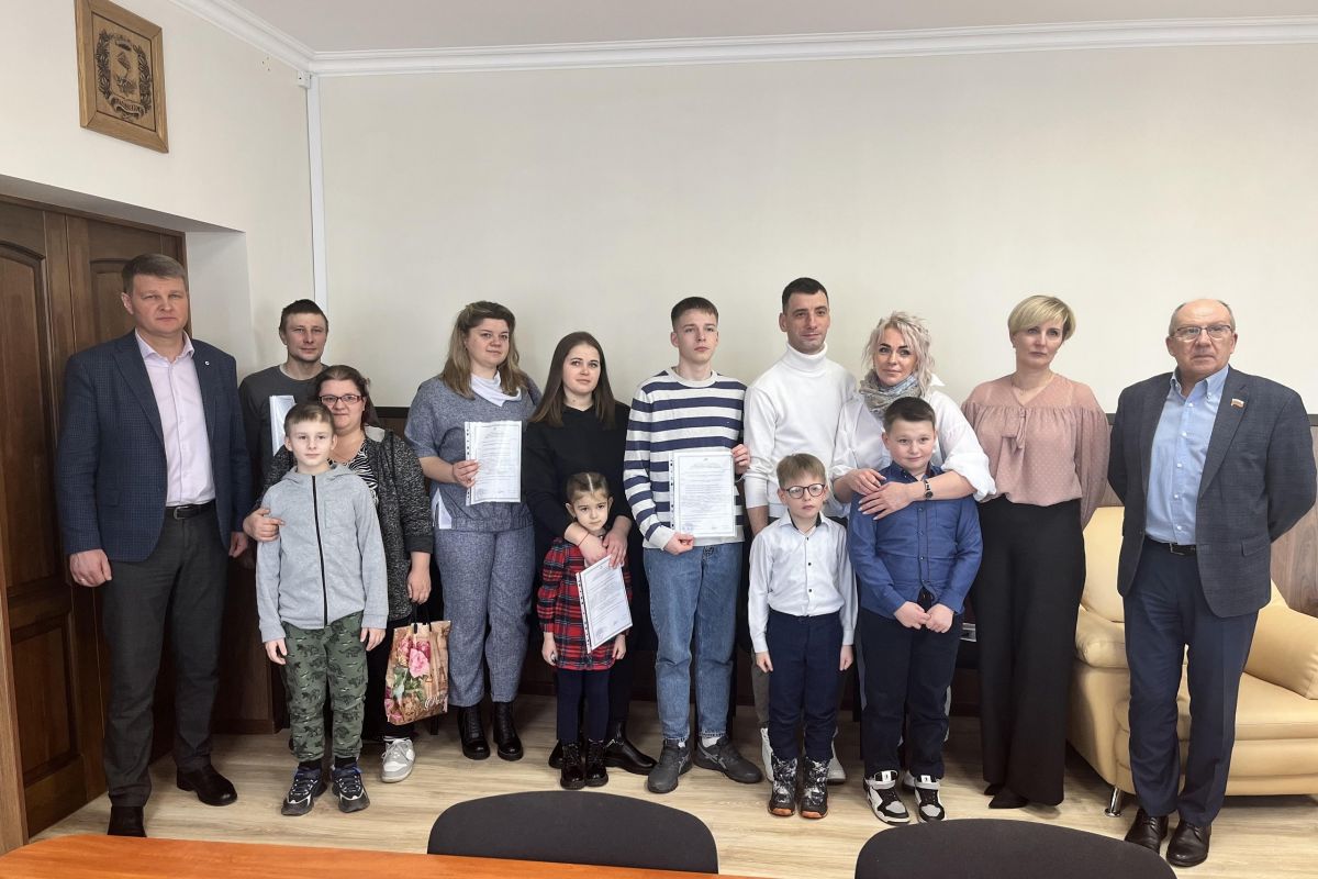 Молодые семьи Правдинска получили свидетельства на улучшение жилищных условий