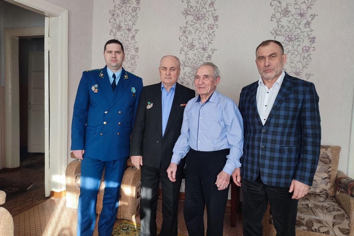 Активисты «Единой России» в Красноярском крае поздравили земляков с Днем защитника Отечества