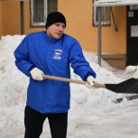 Волонтёры «Единой России» помогают жителям в снегоборьбе