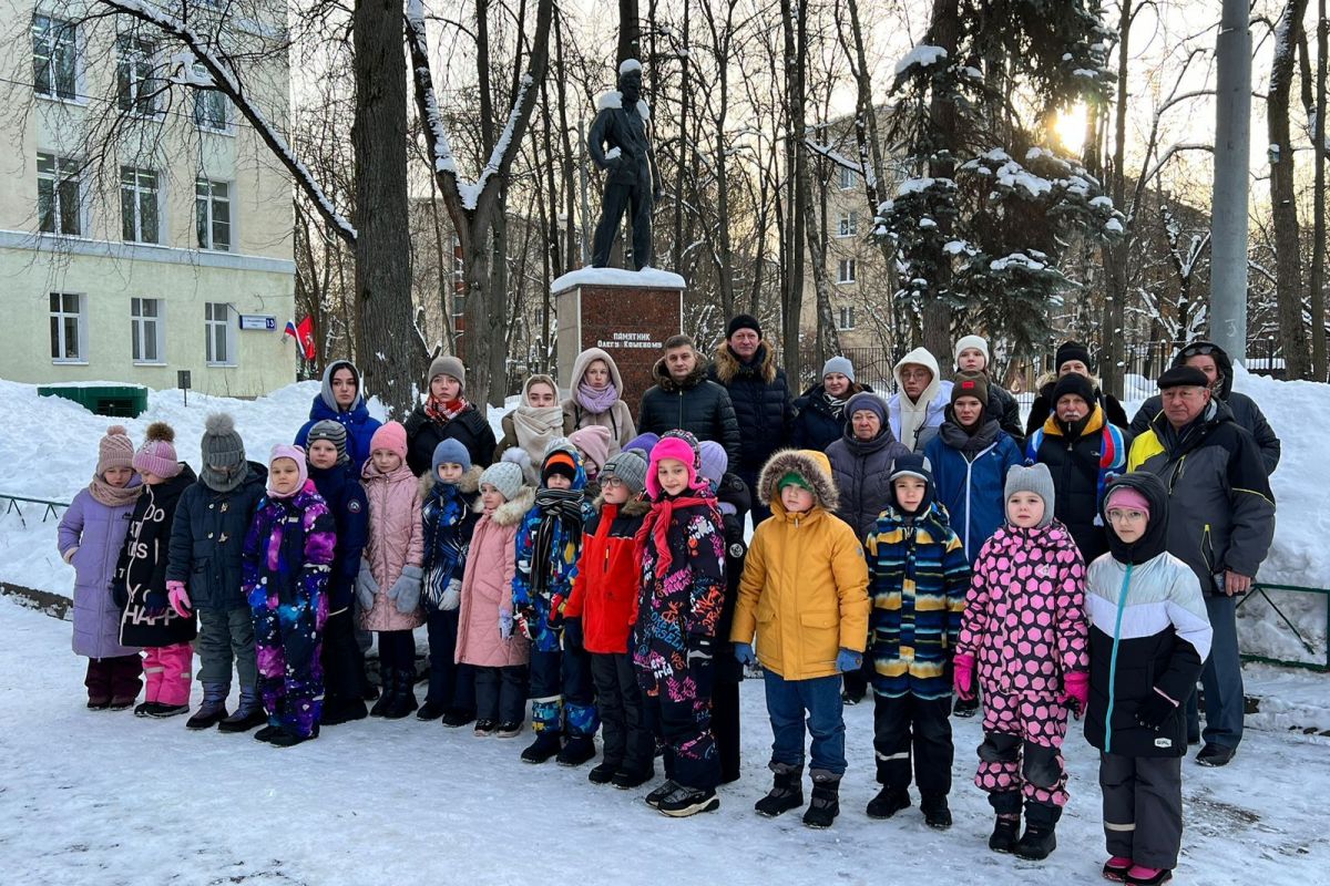 В Перово активисты возложили цветы к памятнику Олегу Кошевому