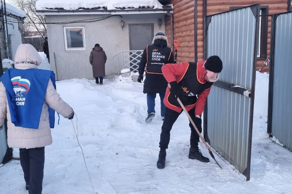 Партийцы Ленинского района помогли пожилой женщине убрать снег во дворе дома