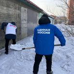 Молодогвардейцы Тувы помогли семье участника СВО с уборкой снега