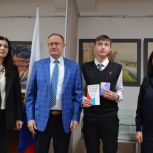 Николай Макариков вручил паспорта рыбновским школьникам