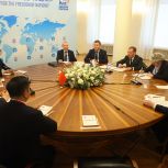 Дмитрий Медведев провёл двустороннюю встречу с заведующим международным отделом ЦК Коммунистической партии Китая Лю Цзяньчао
