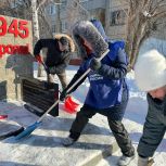 Активисты «Единой России» очистили от снега памятники и мемориалы Омска