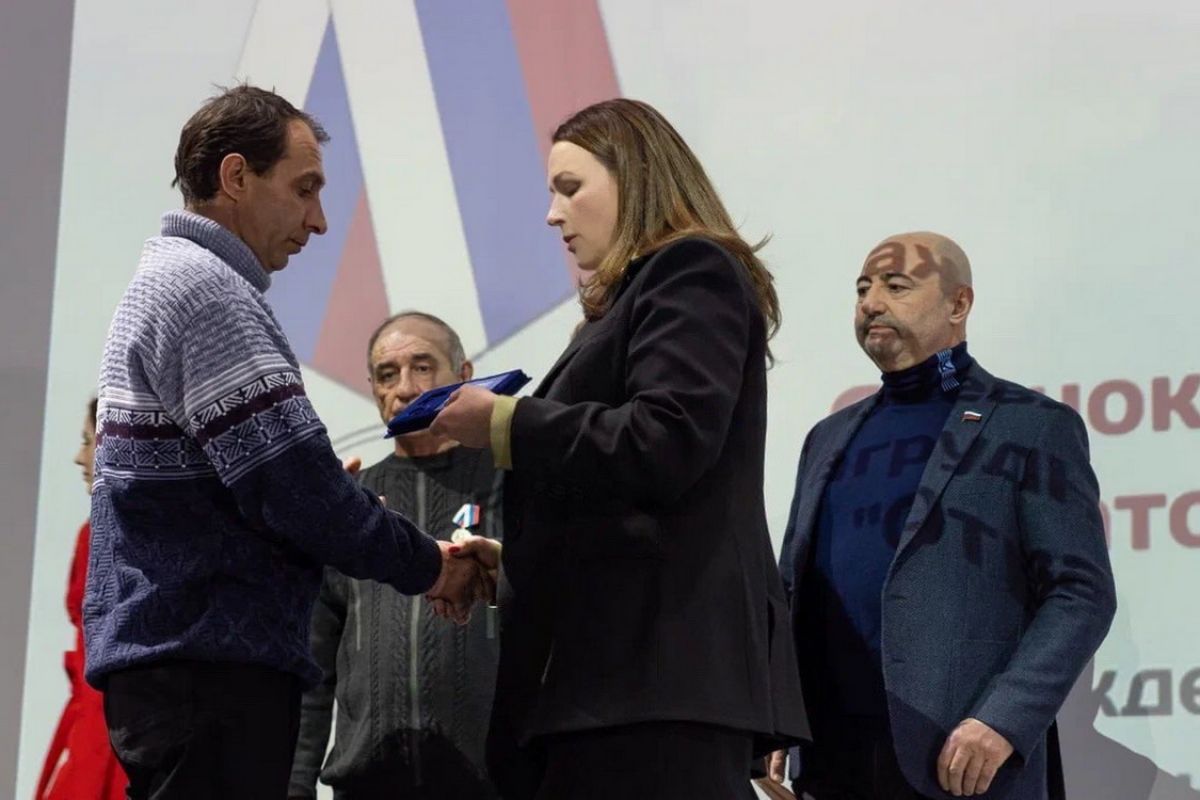 В Доме народного единства Александр Вайнберг и Ольга Щетинина торжественно  вручили медали общественного признания «Отец солдата»