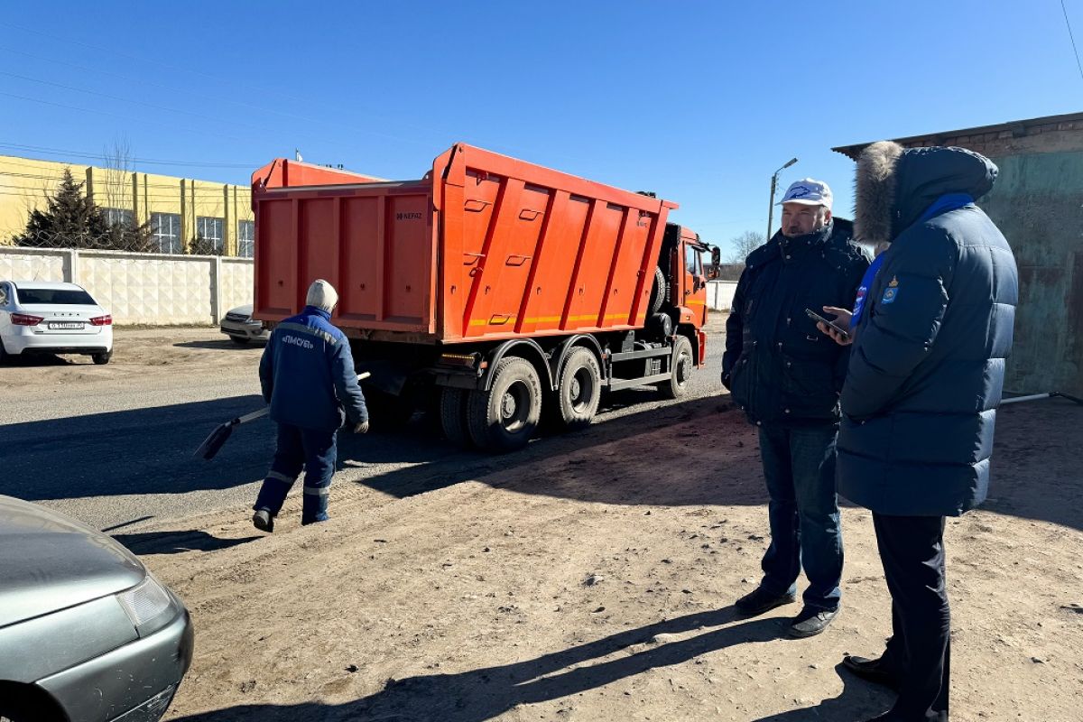 На оживленном участке шоссе в Советском районе устранили глубокие ямы