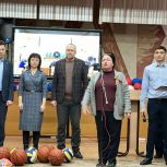 Волгоградские единороссы отметили школьников и педагогов одной из городских школ за активное участие во Всероссийском конкурсе на знание Конституции РФ