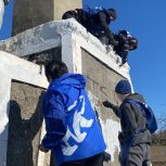 Волонтёры «Единой России» привели в порядок мемориал на братской могиле в Херсонской области