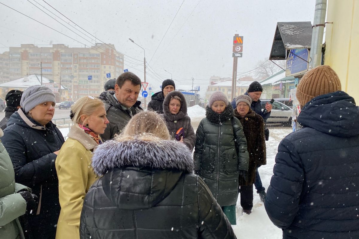 Нехороший дом». Игорь Ляхов посетил многоэтажку на Крупской в Смоленске  после приема граждан