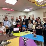 Кемеровские единороссы подарили книги детям-сиротам