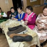 С теплотой от бабушек – старшее поколение Тувы готовит подарки для участников СВО