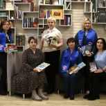Общественники Губкинского подарили книги центральной библиотеке