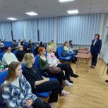 Активисты Губкинского помогают старшеклассникам с выбором профессии