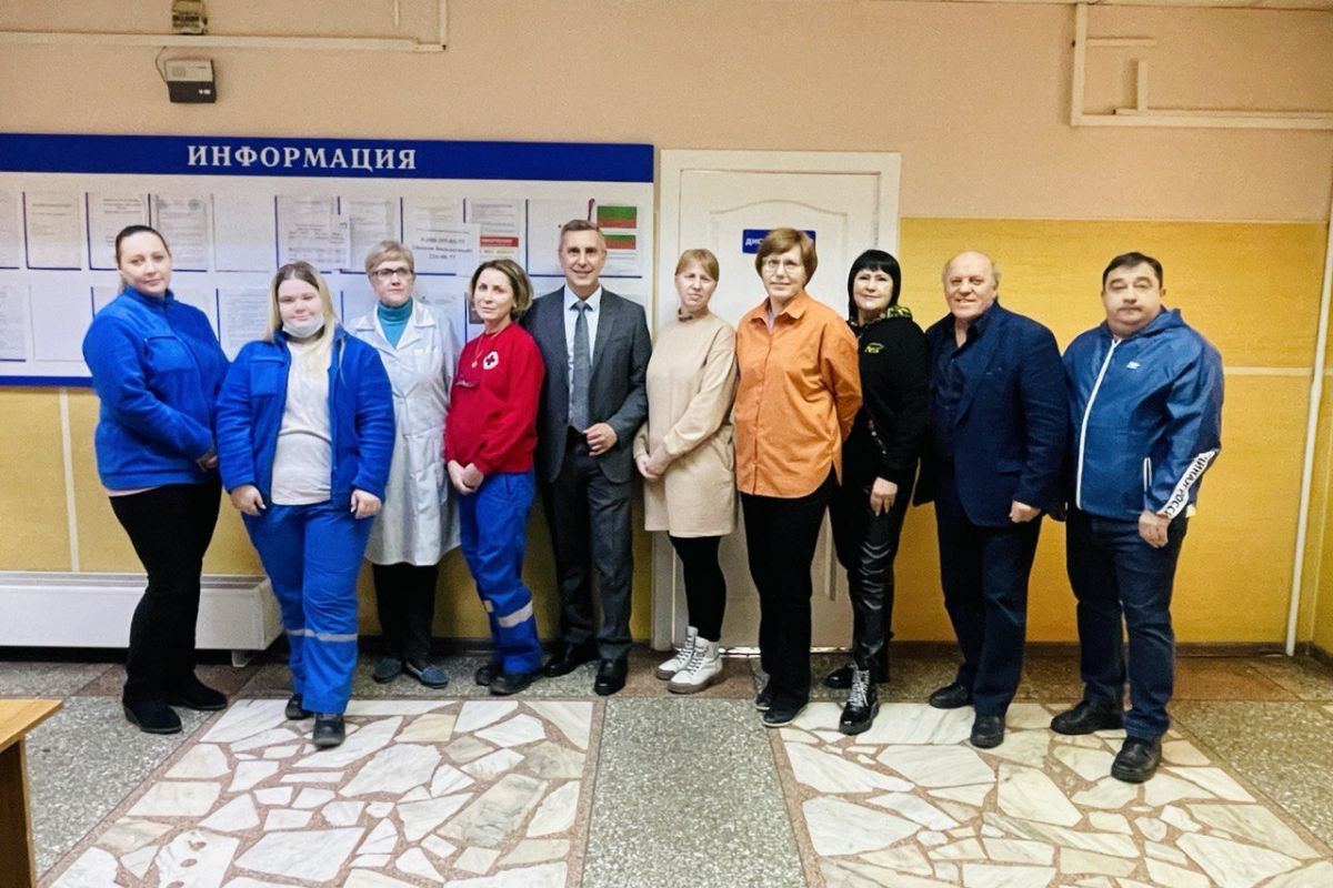 Единороссы поздравили сотрудников скорой помощи с наступающим 23 февраля