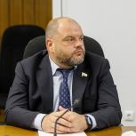 Депутат «Единой России» передал многодетным семьям продуктовые наборы и канцелярские товары