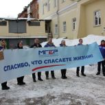 В Туле волонтеры «Единой России» и МГЕР передали сладости врачам в военном госпитале