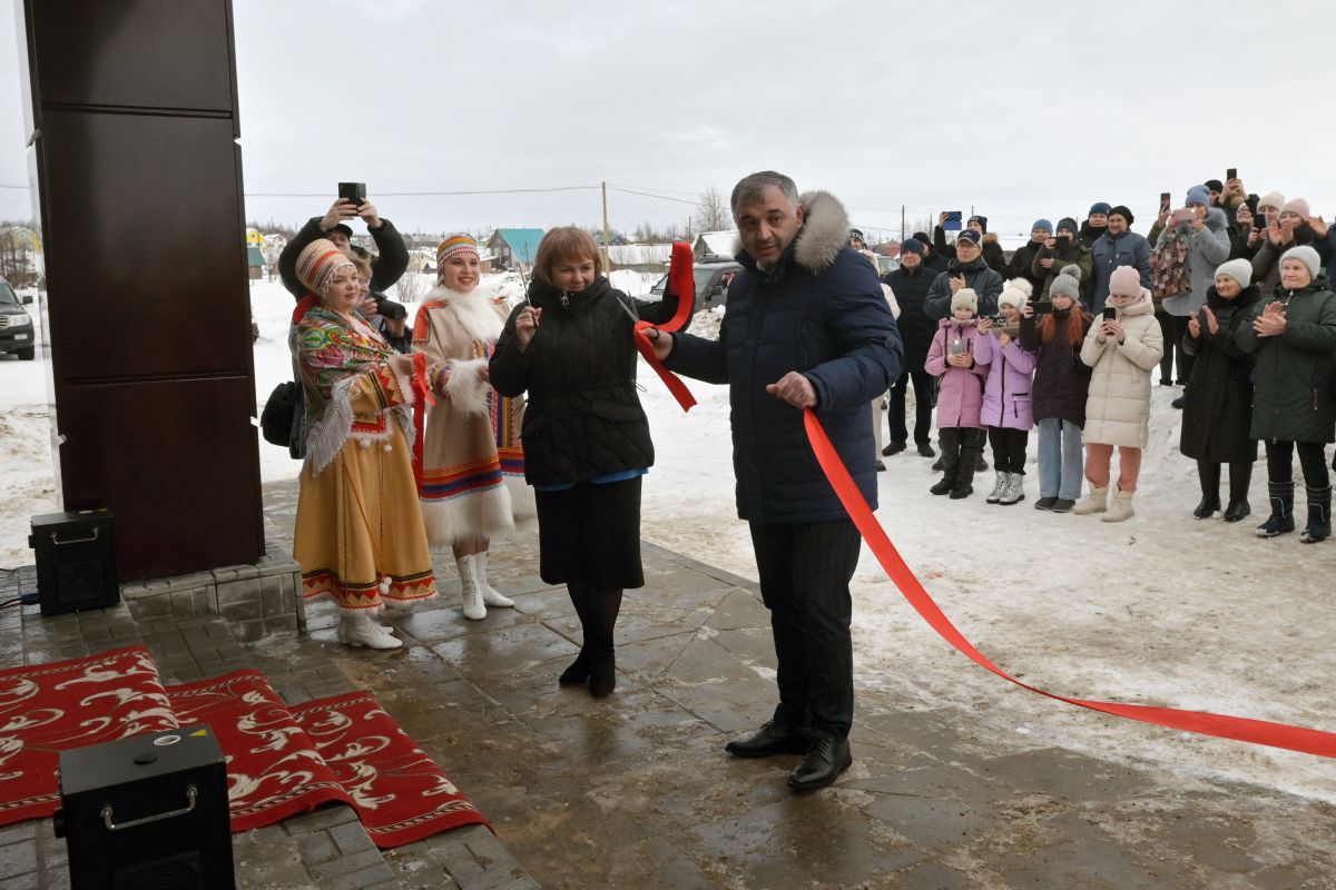 Партийный десант оценил новый социокультурный центр в Усинском районе