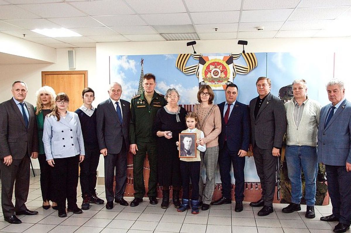 Орден Отечественной войны II-й степени, принадлежавший пропавшему без вести летчику штурмовика Ил-2, передали родственникам героя