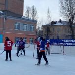 Сторонники партии Октябрьского района организовали соревнования по хоккею среди школьников