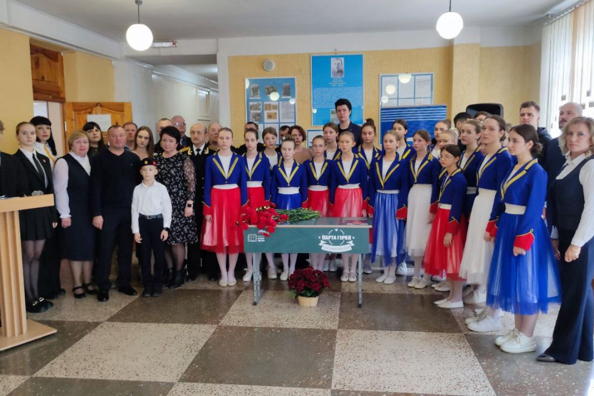 В гимназии №8 открыли Парту Героя в честь бойца СВО Валерия Стадниченко