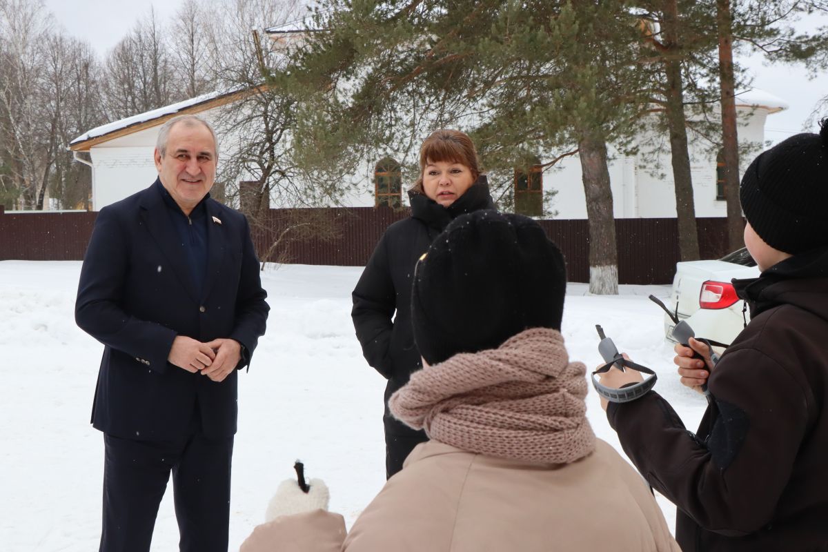 Ремонт спортзала в сельской школе, замена окон в Доме культуры. Сергей  Неверов с новостями из Вяземского района