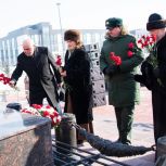 Кузбасские единороссы возложили цветы к Мемориалу Воину-Освободителю