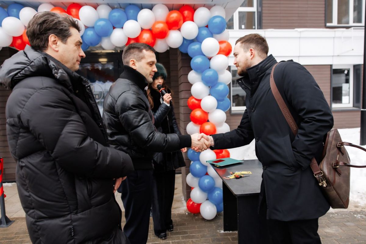 Дубненские партийцы в рамках партийного проекта «Крепкая семья» вручили  ключи от квартир молодым семьям