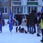 Жители МКД вместе с партийцами вышли на субботник и очистили детскую площадку от снега