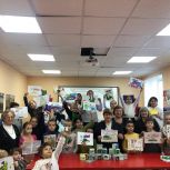 Активистки «Женского движения Единой России» изготовили сувениры для участников СВО