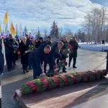 Депутаты облдумы возложили цветы к Вечному огню