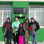 На фасаде школы №6 установлена мемориальная доска погибшему участнику СВО Дмитрию Боженко