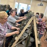 В Москве «Единая Россия» организовала мастер-класс по плетению маскировочных сетей