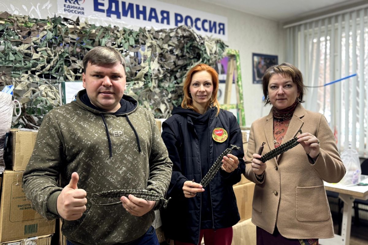 В волонтерском штабе района Зябликово единороссы организовали мастер-класс  по плетению «браслетов выживания»