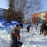 «Единая Россия» помогает жителям Омской области справиться с последствиями снегопадов