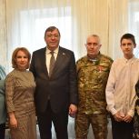 Александр Ищенко поздравил семьи участников специальной военной операции с Днем защитника Отечества