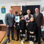 Сергей Никонов вручил семьям Качканара сертификаты на приобретение жилья