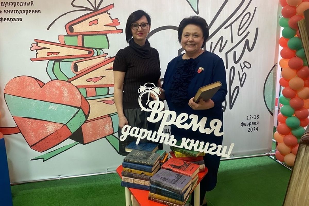 Наталья Долматова передала книги библиотеке имени Пушкина