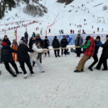 На поляне Азау прошел второй этап акции «День зимних видов спорта», которая посвящена 10-летию Олимпийских игр в Сочи