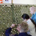 В Магадане «Единая Россия» провела мастер-класс по плетению маскировочных сетей