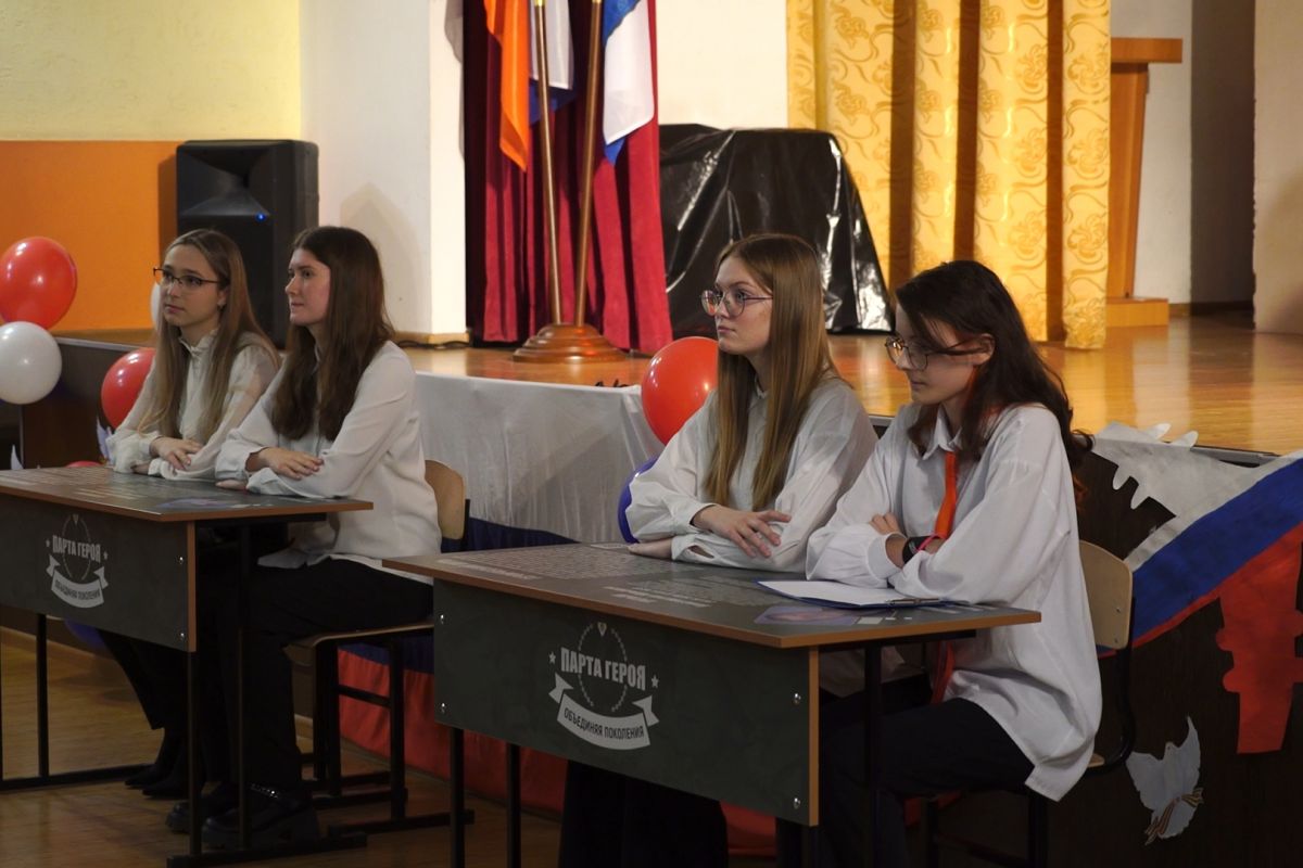 В 40-ой школе Петропавловска при поддержке «Единой России» открыли две Парты героя в честь погибших участников СВО