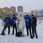 В Кемерове активисты «Единой России» очистили от снега детские площадки и тротуары