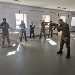 Активисты «Молодой Гвардии» и «Волонтерской Роты» продолжают обучаться начальной военной подготовке