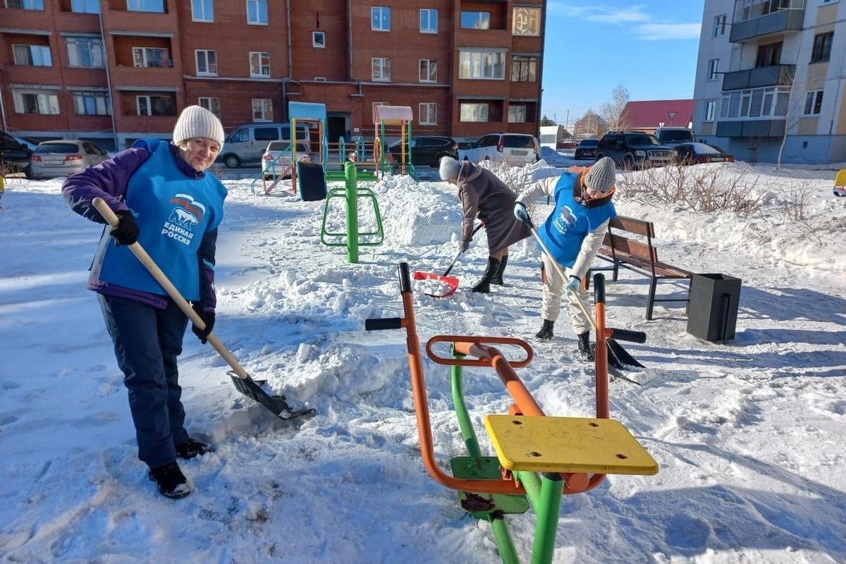 Кузбасские единороссы очистили от снега детскую площадку и сквер