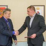 Единороссы Советского района поздравляют однопартийца с заслуженной наградой